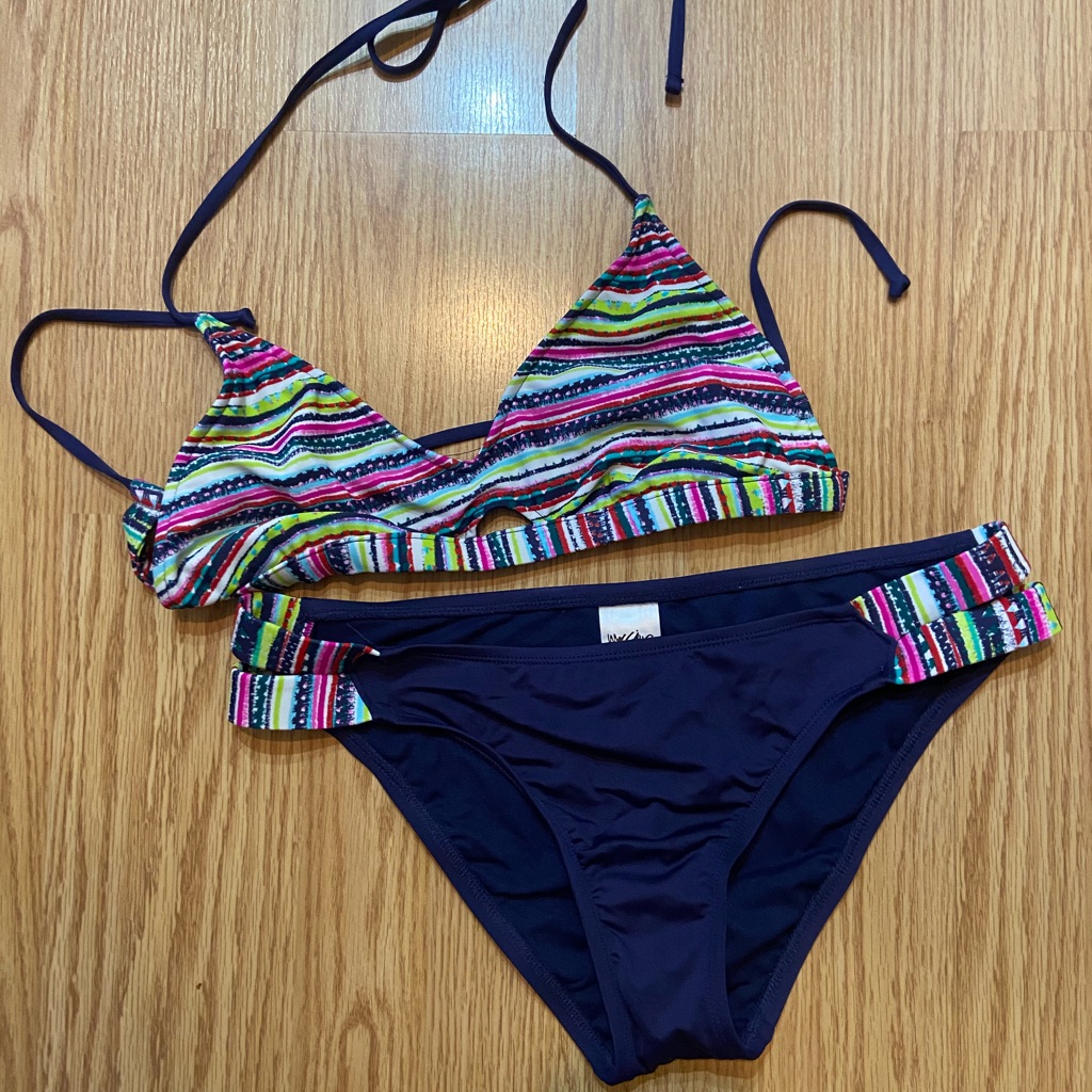 Mossimo Bikini, Medium
